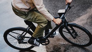 Ob E-Bike oder Fahrrad: Diese Fehler mit Kopfhörern und Smartphone müsst ihr kennen