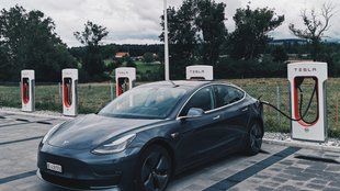 Zur Freude von E-Auto-Fahrern: Tesla baut extra Ladestationen