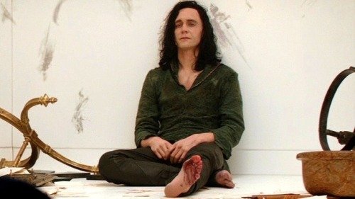 Loki in seiner Gefängniszelle in Asgard, nachdem er die Illusion gegenüber Thor – der ihn durchschaut hatte – aufgehoben hat. (Quelle: Marvel)