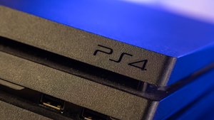PS4 einschalten: Power-Button an Konsole und Controller
