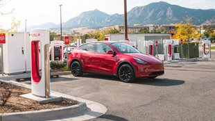 Tesla rüstet Ladestationen auf: Erster Supercharger mit WLAN gesichtet