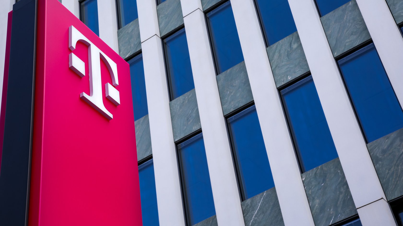 08.08.2016 Bonn Zentrale Deutsche Telekom AG/ Aussenaufnahme magenta Stele