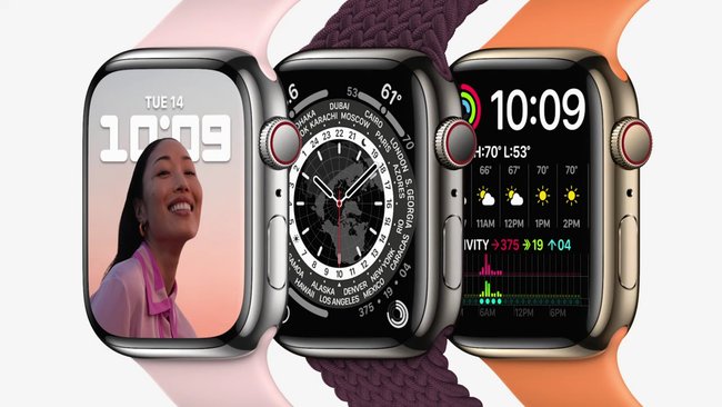 Nebeneinander sind drei Apple Watches Series 7 aufgereiht – mit einem rosa, weinroten und orangen Band.