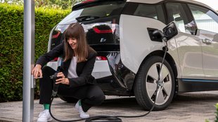 Endlich einfach E-Auto laden: Bosch stellt Problemlöser-Kabel vor