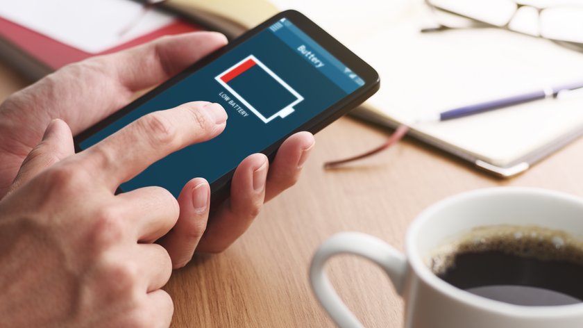 Wenn das Handy nicht lange durchhält, muss es nicht defekt sein. (Bildquelle: Gettyimages/tadamichi)