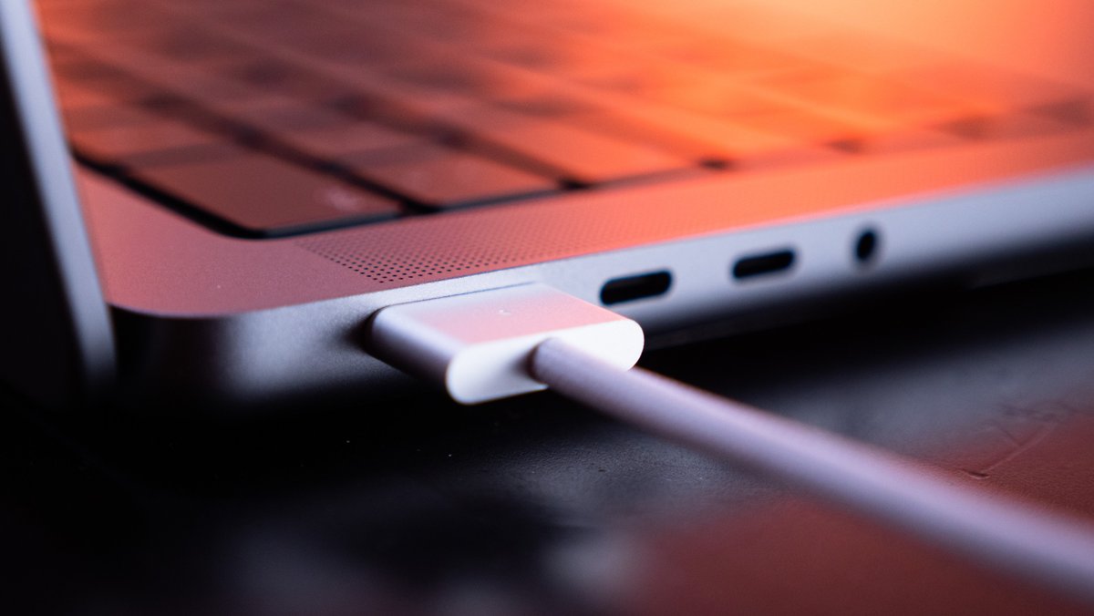 MacBook goes limp: Apple makes an embarrassing mistake