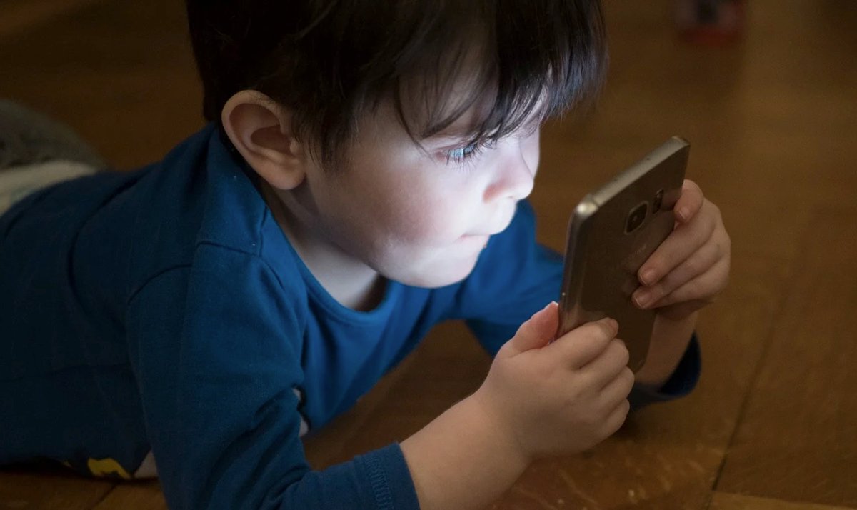 Survey reveals: Children are so young when they first buy a smartphone