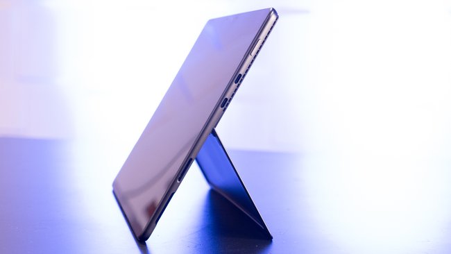 Auf einem Tisch steht das Tablet Microsoft Surface Pro 8.