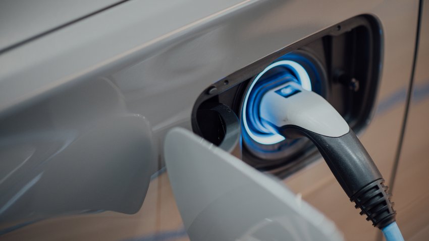 E-Auto lädt