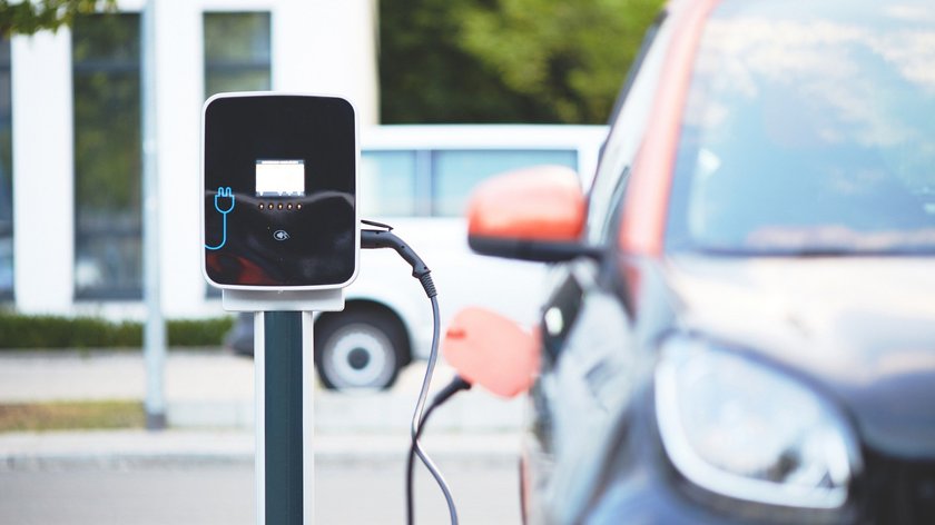 E-Auto lädt an öffentlicher Ladestation