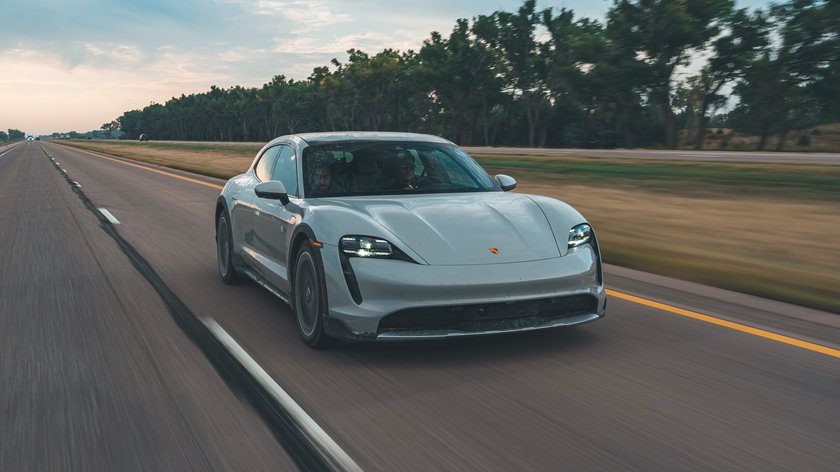 Porsche Taycan E-Auto während der Fahrt