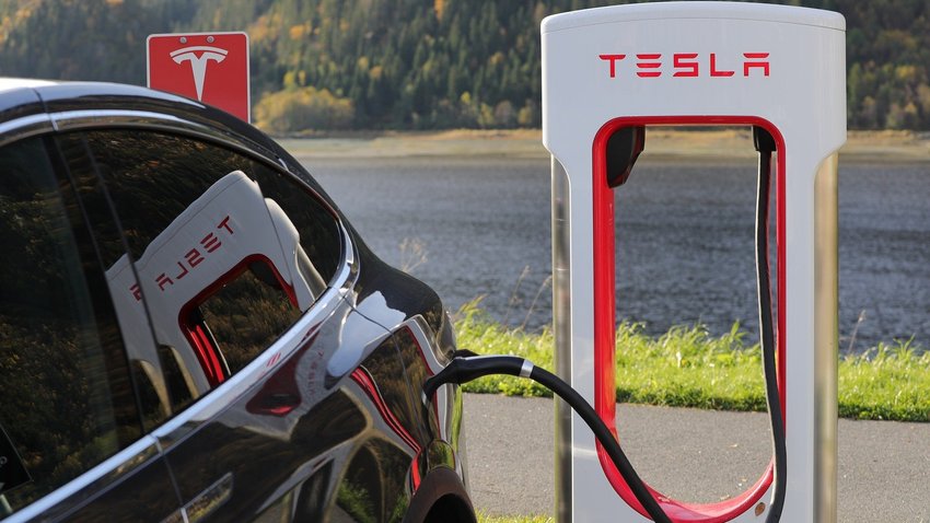 Tesla Model X lädt an Supercharger