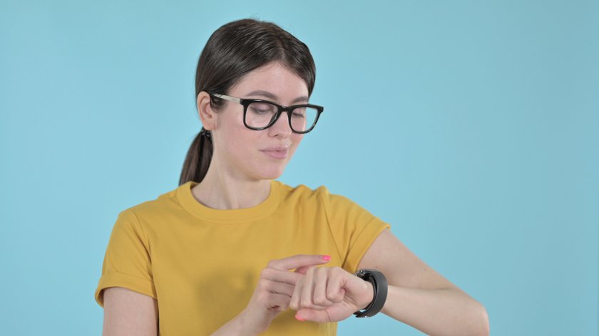 Junge Frau mit Apple Watch