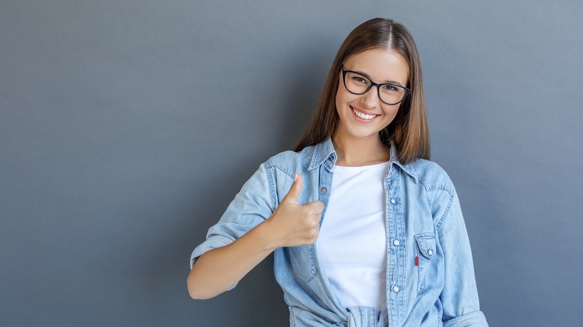 Junge Frau macht Daumen hoch