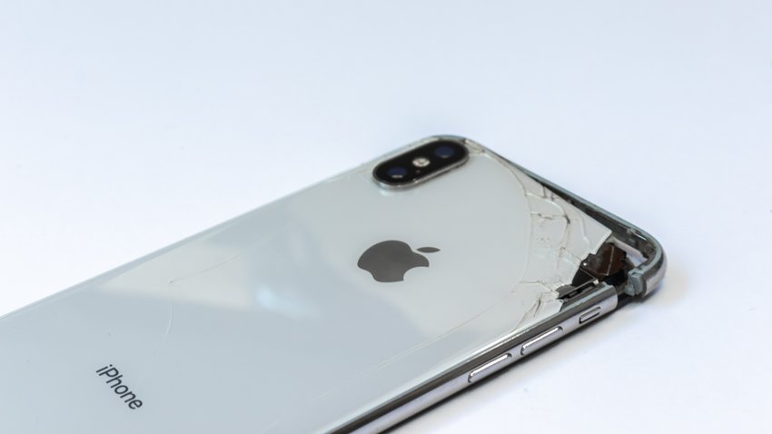 kaputtes iPhone mit zerstörter Rückseite