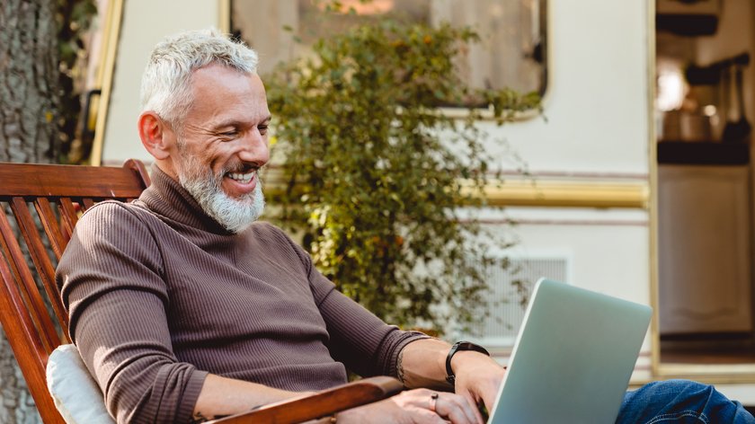 Mann mit Laptop