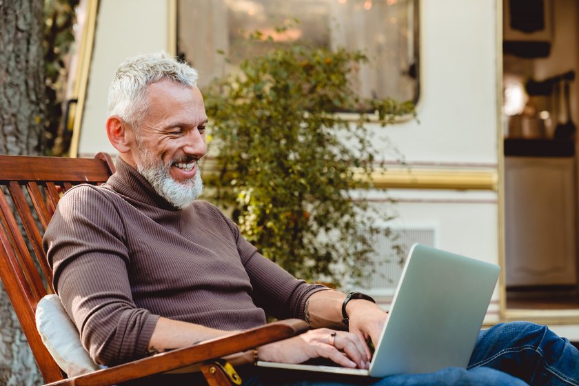 Mann mit Laptop