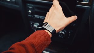 Smartwatch am Steuer: Viele Autofahrer unterschätzen die Gefahr