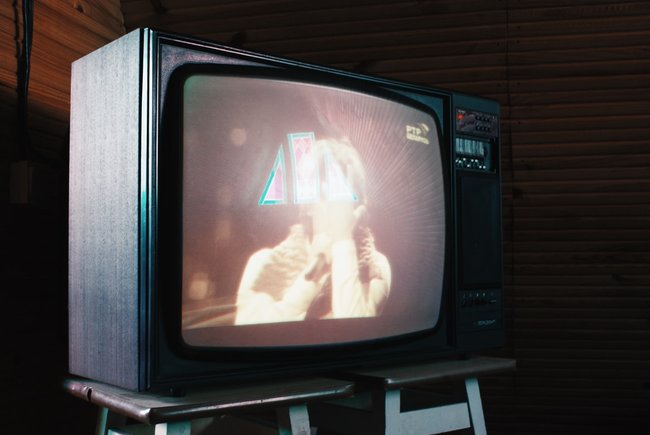 Ein alter Röhrenfernseher. Bild: Aleks Dorohovich (Unsplash.com)