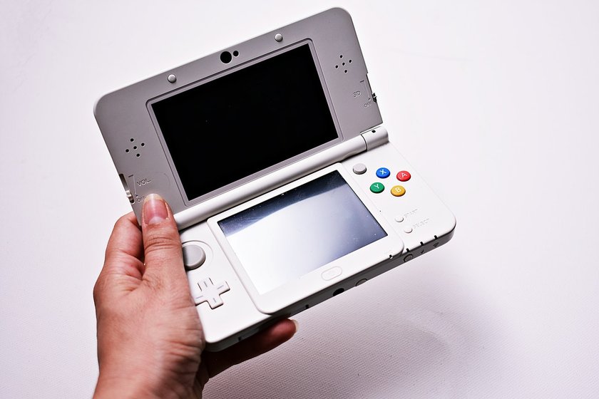 Nintendo 3DS + Hand