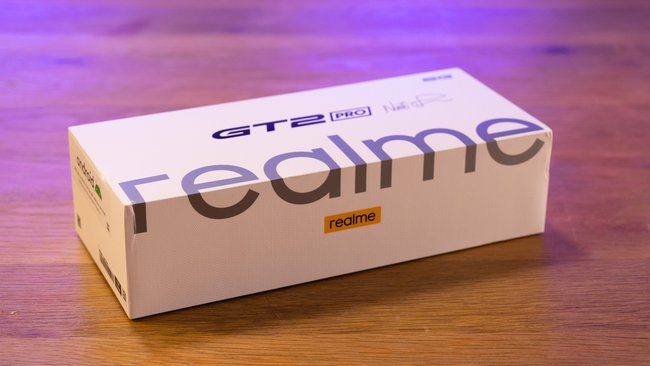 Bereits die Verpackung des Realme GT 2 Pro fühlt sich gut an (Bildquelle: GIGA).