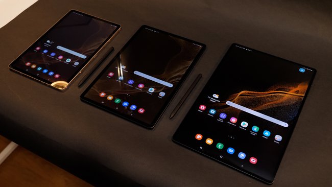 Auf einer dunkelgrauen Fläche liegen drei Tablets: Das Samsung Galaxy Tab S8, die Plus- und Ultra-Version.