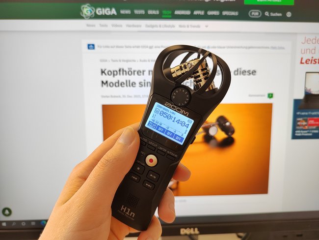 Der handliche Audiorecorder H1n von Zoom lohnt sich vor allem, wenn man von unterwegs aufnehmen möchte (Bild: GIGA).