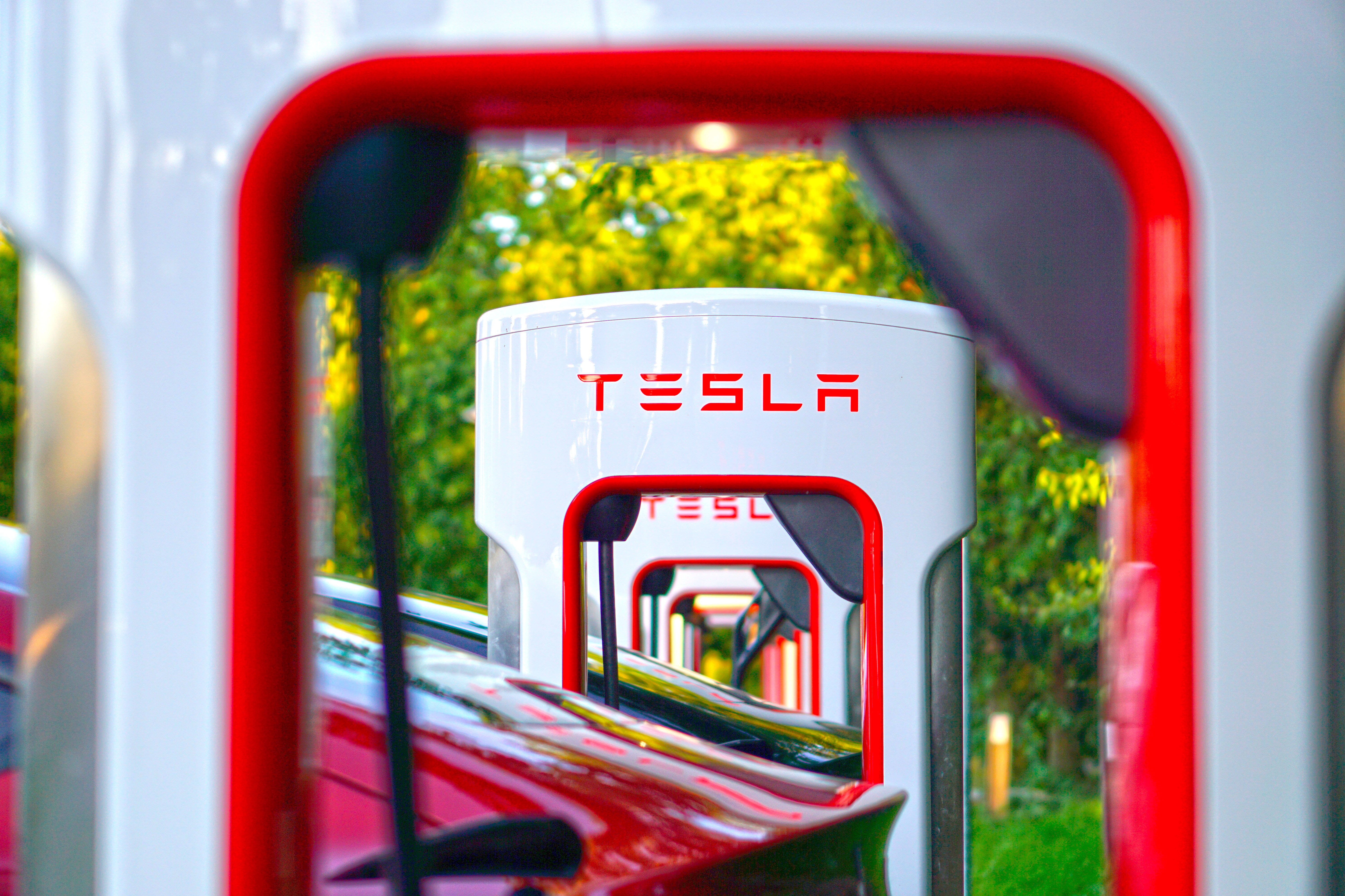 Spöttischer Sticker auf Auto: Tesla-Fahrer distanziert sich von