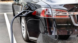Mit E-Autos zum Erfolg: So ziehen Tesla und Co. Kunden ihr Geld aus der Tasche