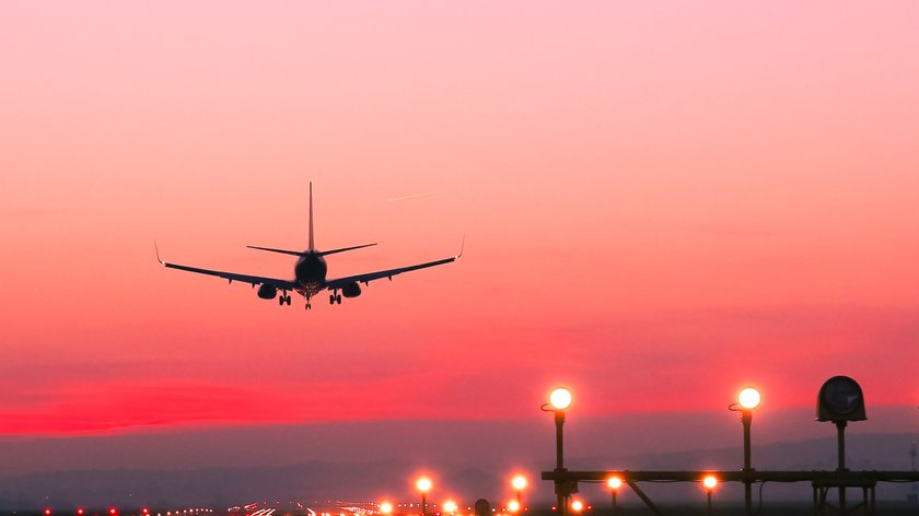 Flugzeug landet in Paris