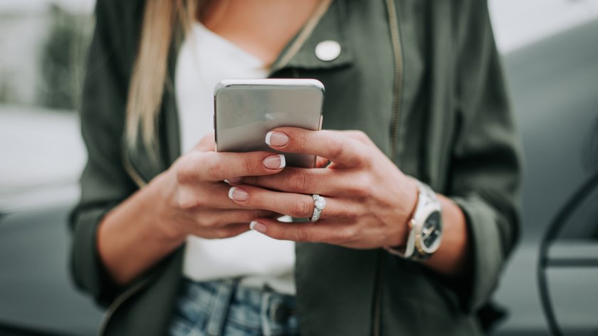 Frau mit Smartphone