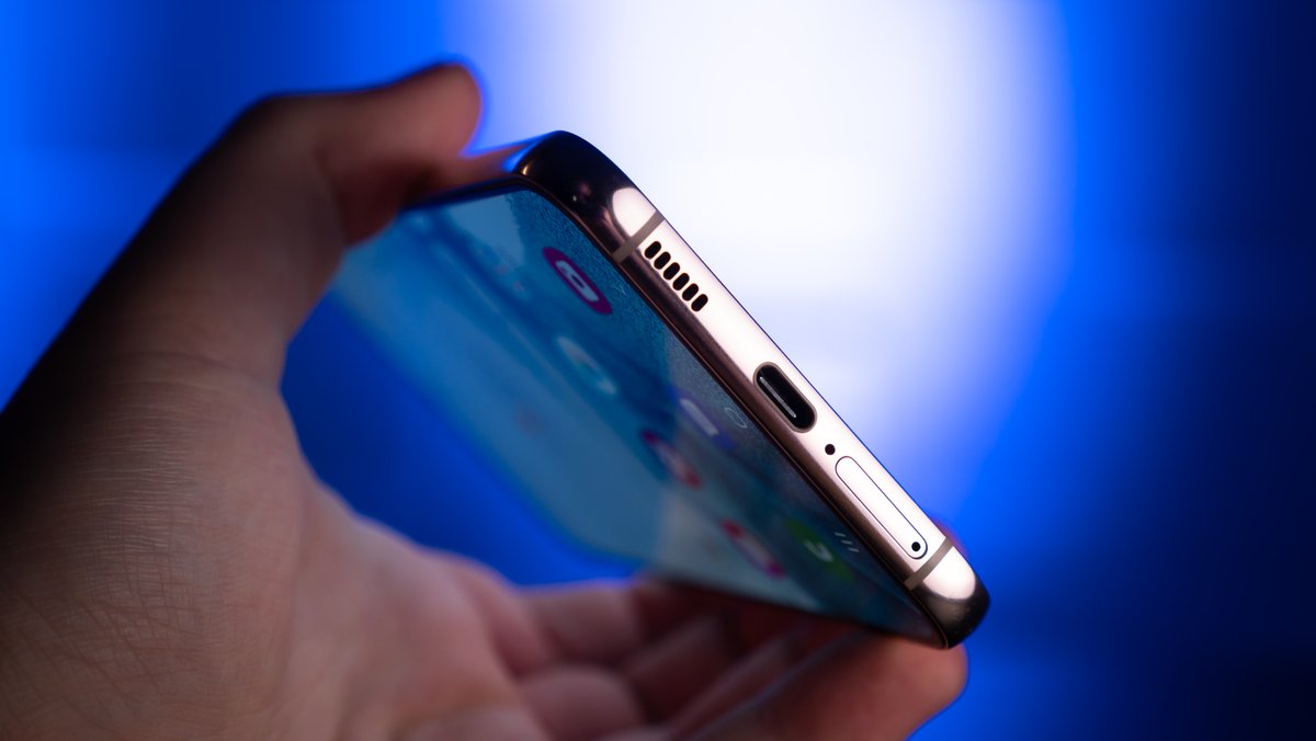 Samsung shows crazy patent: A smartphone in L-shape