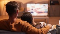 Fernseher ohne Fernbedienung einschalten & bedienen