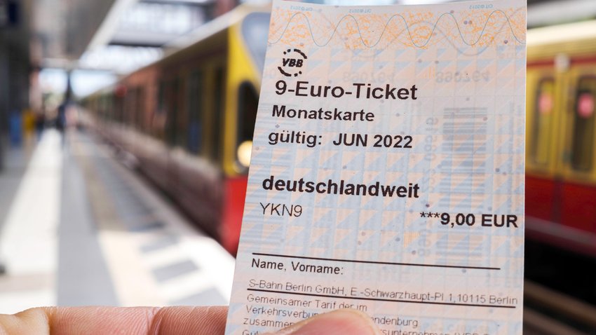 2022 - Competition for the 9-euro ticket: Deutsche Bahn and Edeka are