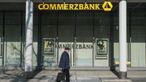 Commerzbank muss sparen: Kunden stehen vor verschlossenen Türen