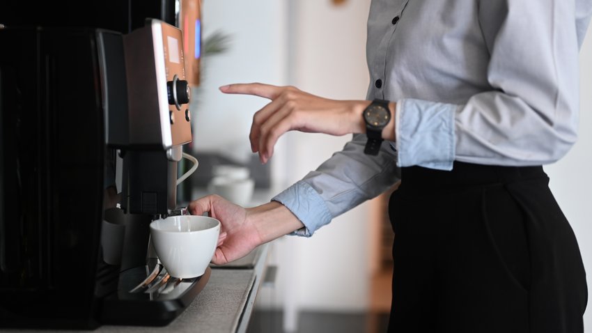 Kaffee-Liebhaber sollten auf die passende Kaffeemaschine nicht verzichten (Bildquelle: Getty Images / PrathanChorruangsak).