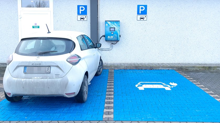 ALDI E Auto Parkplatz