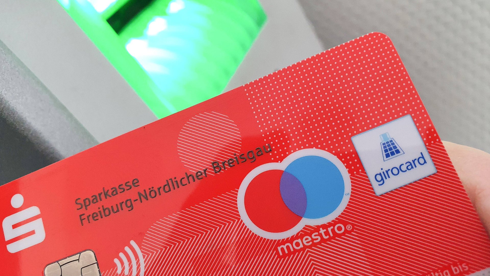 Wo steht die Kartennummer bei einer Girocard (ECKarte)? So findest du die Nummer für Online