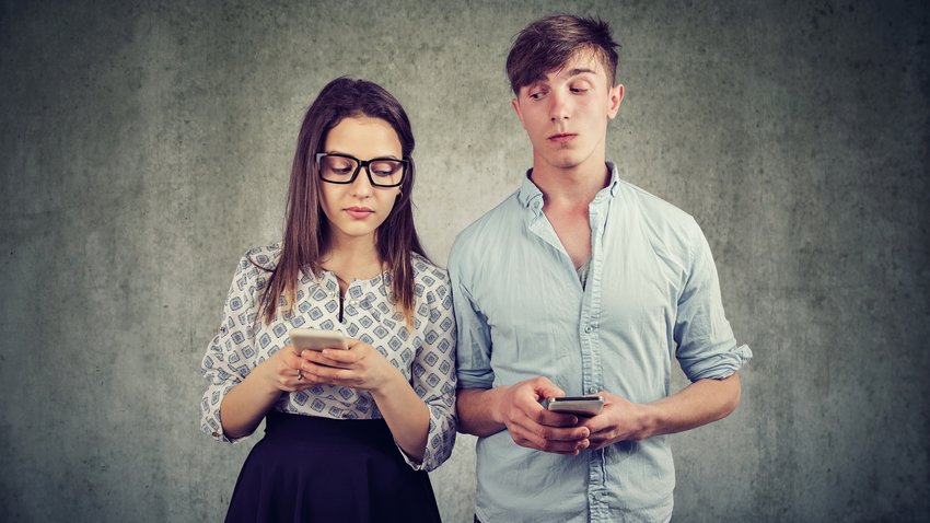 Zwei Menschen mit Smartphone
