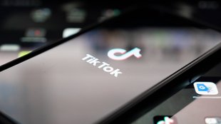 Jemanden bei TikTok melden: Wie & was passiert?