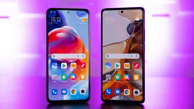 Zwei Smartphones mit aktiviertem Display stehen nebeneinander. Der Hintergrund ist violett.