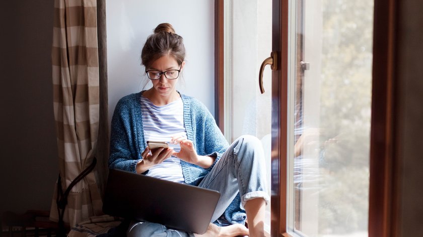 Computer und Smartphone