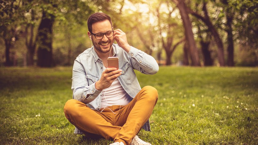 Froher Mann telefoniert im Park