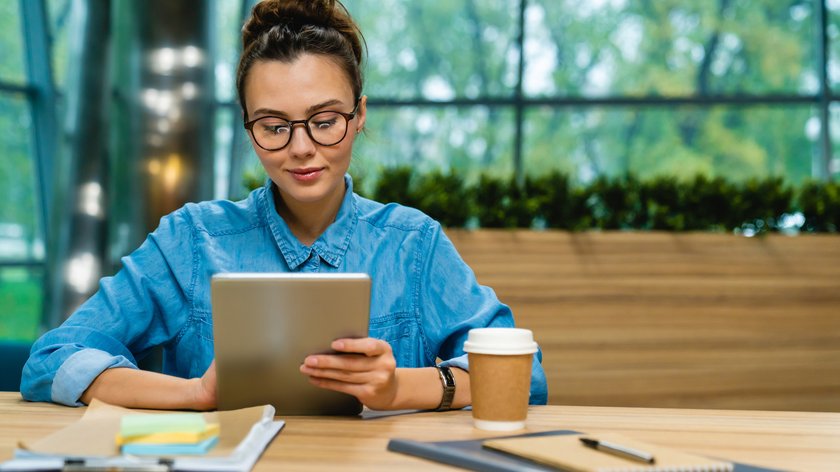 Frau schaut auf Tablet