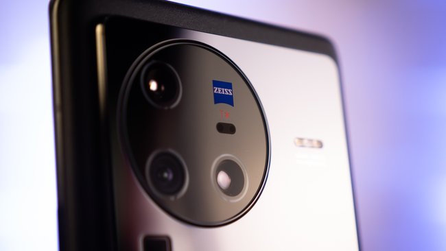 Die Kamerapartie auf der Rückseite des Smartphones Vivo X80 Pro. Der „Zeiss“-Schriftzug ist deutlich sichtbar.