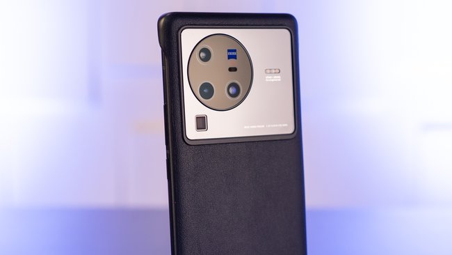 Die obere Rückseite des Smartphones Vivo X80 Pro im mitgelieferten Case aus schwarzem Kunststoff.