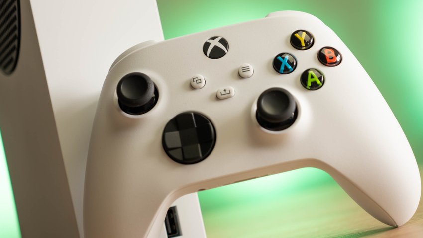 Xbox Series S با کنترلر.