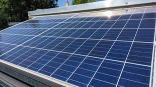 Unauffälliges Balkonkraftwerk: Mini-Solaranlage ohne Aufsehen verwenden