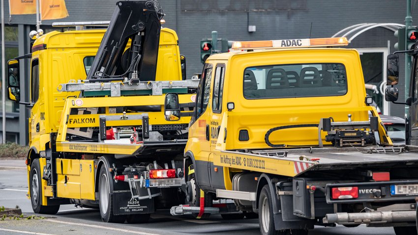 Abschleppwagen schleppt einen anderen Abschleppwagen ab, Essen, NRW, Deutschland Abschleppwagen *** Tow truck towing ano