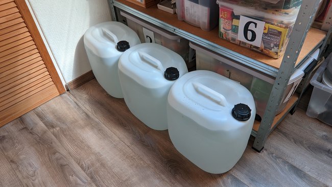 Diese 3×30 Liter Wasser reichen etwa für die ersten 2 Wochen für 2 Menschen. (Bildquelle: GIGA)